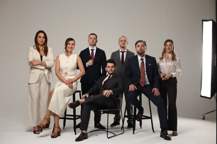 בתמונה: מיכאל מאיורוב עם הצוות המקומי בדובאי. צילום: אלכסנדר סולינוב בתמונה: מיכאל מאיורוב עם הצוות המקומי בדובאי. צילום: אלכסנדר סולינוב